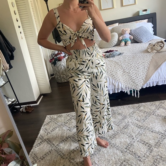 white elephant boutique Pants - Two piece jumpsuit set w leaf pattern
